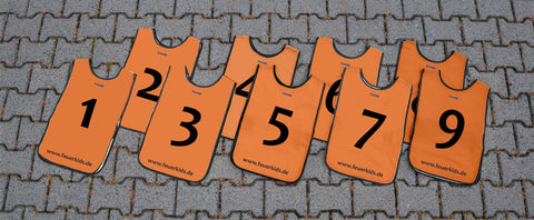 Gilets Feuerkids® pour les brigades de jeunes sapeurs-pompiers, numérotés de 1 à 9.