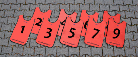 Gilets Feuerkids® pour les brigades de jeunes sapeurs-pompiers, numérotés de 1 à 9.